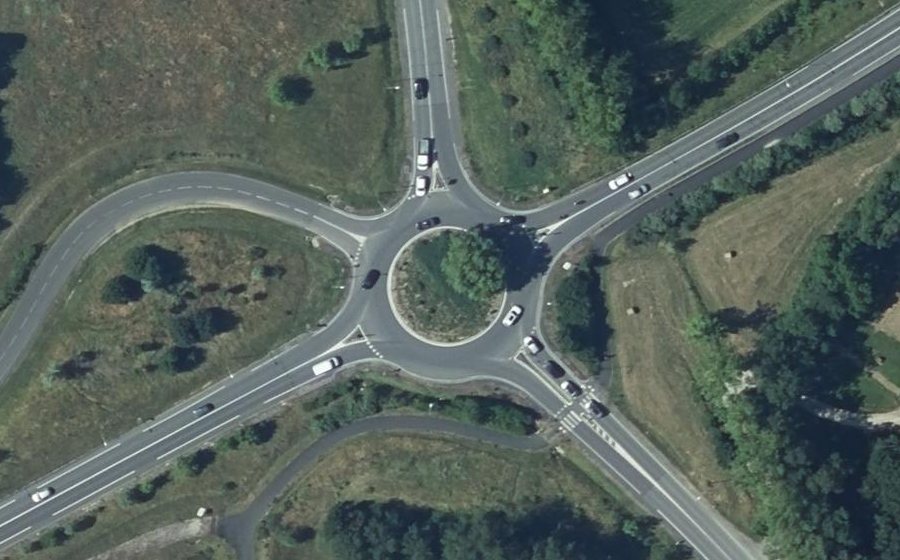 Vue aérienne du Rond-point anonyme n°31947091