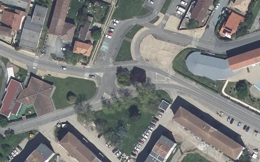 Vue aérienne du Rond-point anonyme n°319472376