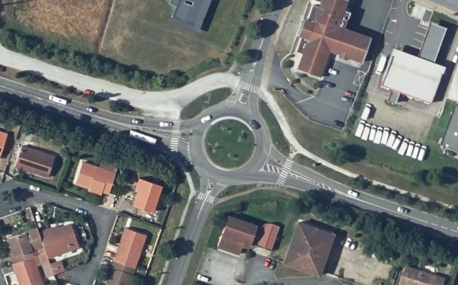 Vue aérienne du Rond-point anonyme n°31947475