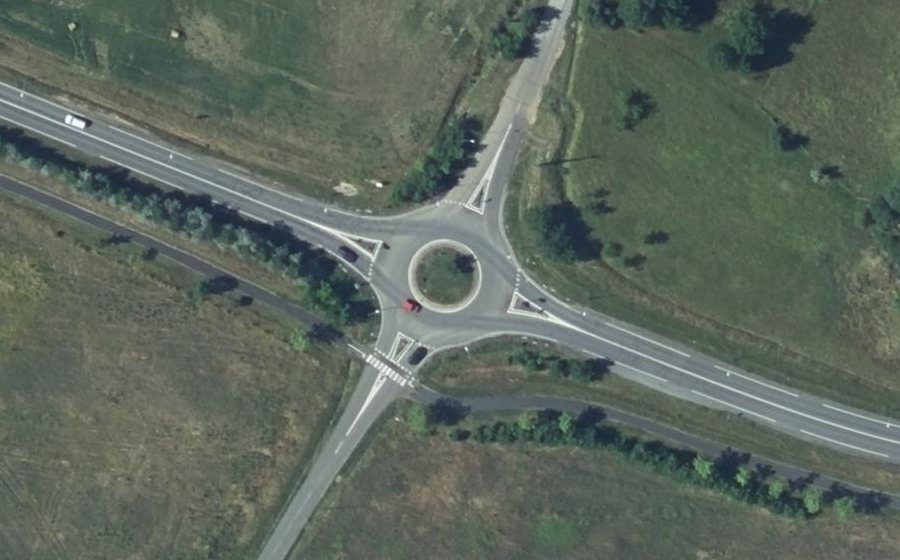 Vue aérienne du Rond-point anonyme n°31948124