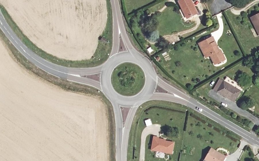 Vue aérienne du Rond-point anonyme n°319518695