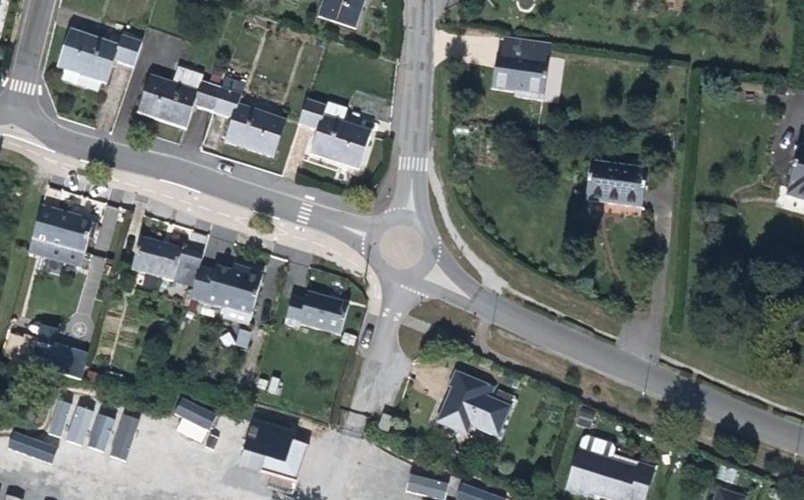 Vue aérienne du Rond-point anonyme n°319569037
