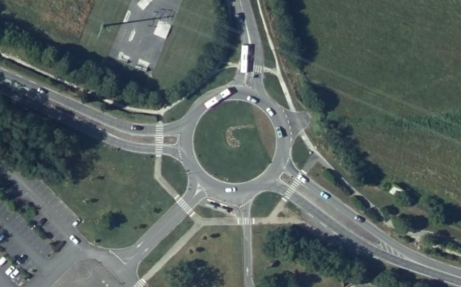 Vue aérienne du Rond-point anonyme n°31957601