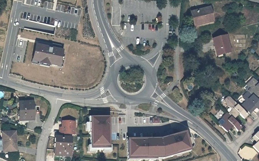 Vue aérienne du Rond-point anonyme n°319580313