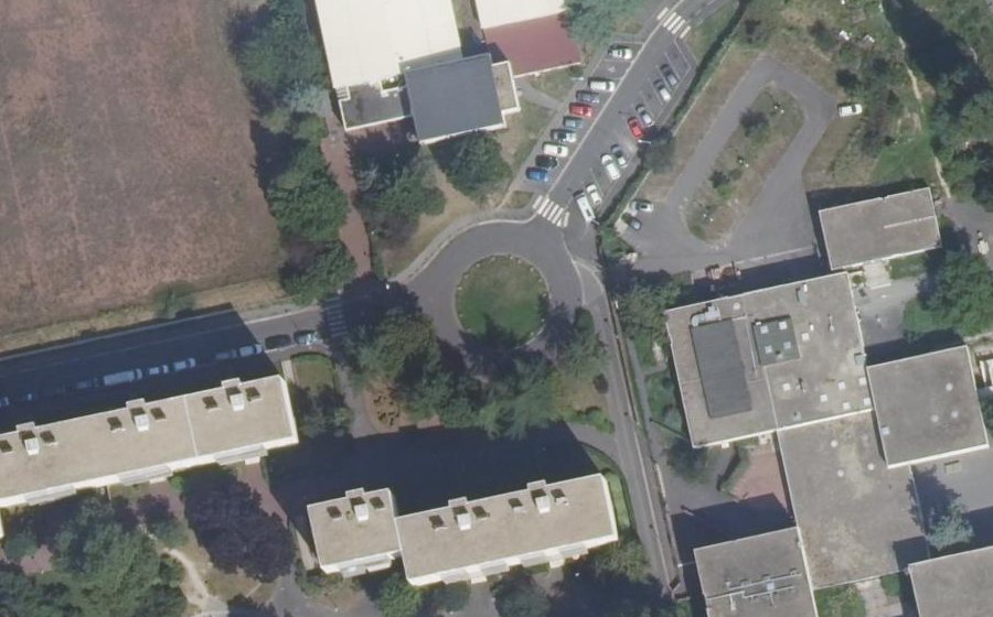Vue aérienne du Rond-point anonyme n°31958475