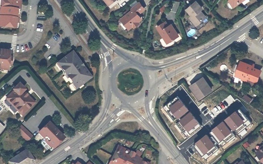 Vue aérienne du Rond-point anonyme n°319603366