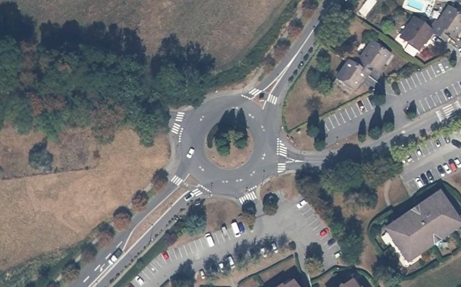 Vue aérienne du Rond-point anonyme n°319603704