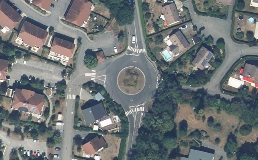 Vue aérienne du Rond-point anonyme n°319606894