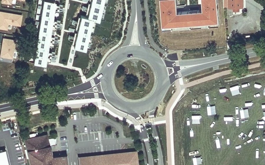 Vue aérienne du Rond-point anonyme n°31963421