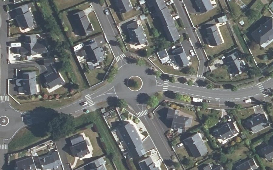 Vue aérienne du Rond-point anonyme n°319635090