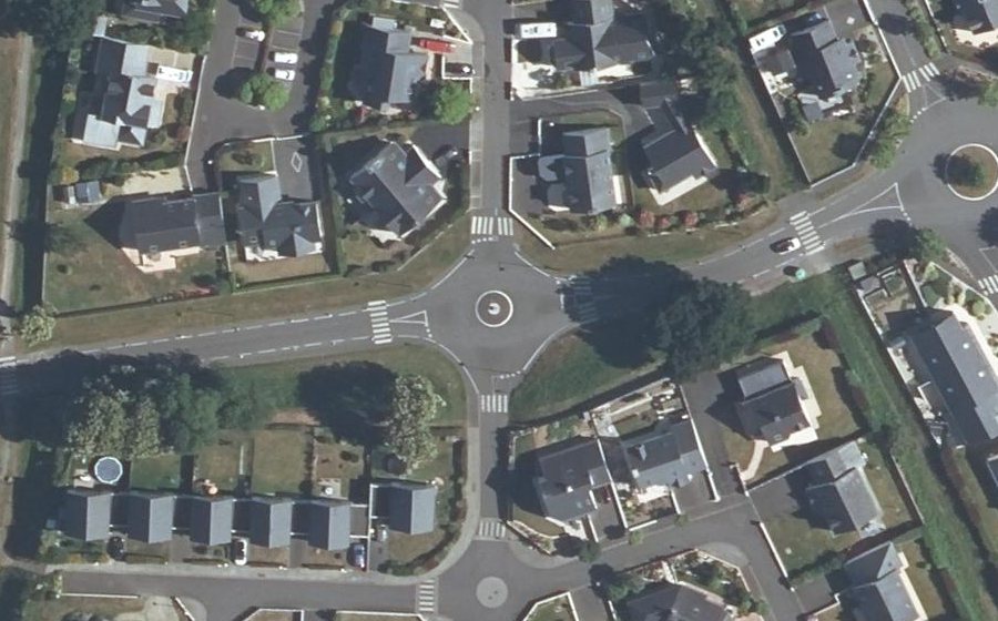 Vue aérienne du Rond-point anonyme n°319635104