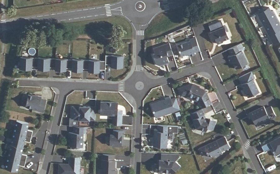 Vue aérienne du Rond-point anonyme n°319635112