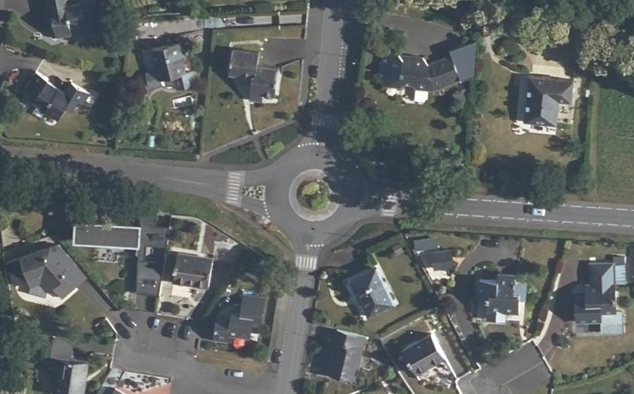 Vue aérienne du Rond-point anonyme n°319635148