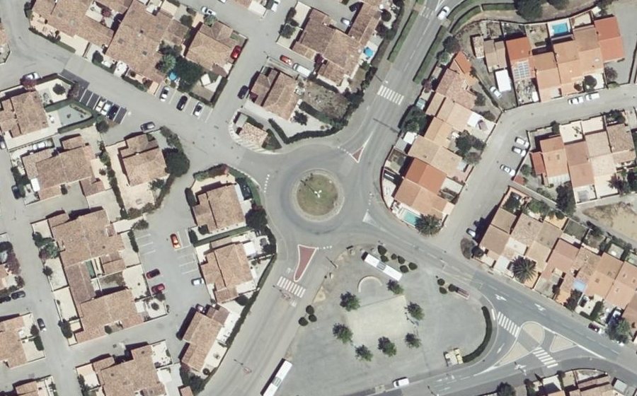 Vue aérienne du Rond-point anonyme n°31968623