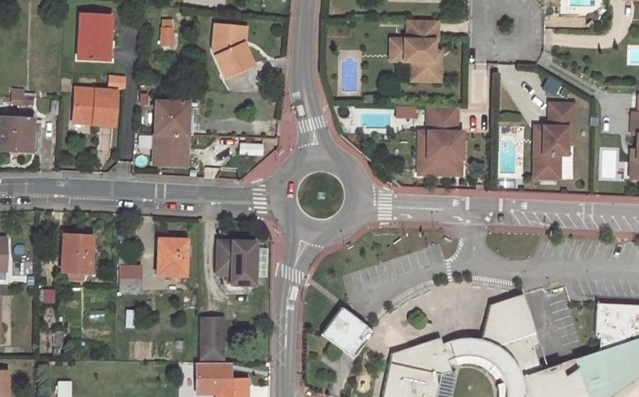 Vue aérienne du Rond-point anonyme n°31969884