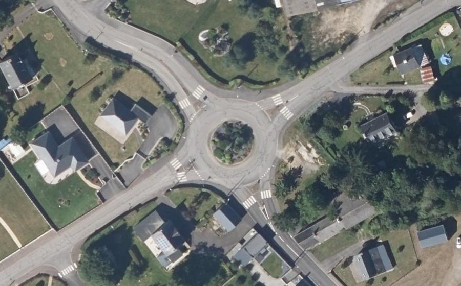 Vue aérienne du Rond-point anonyme n°319723619