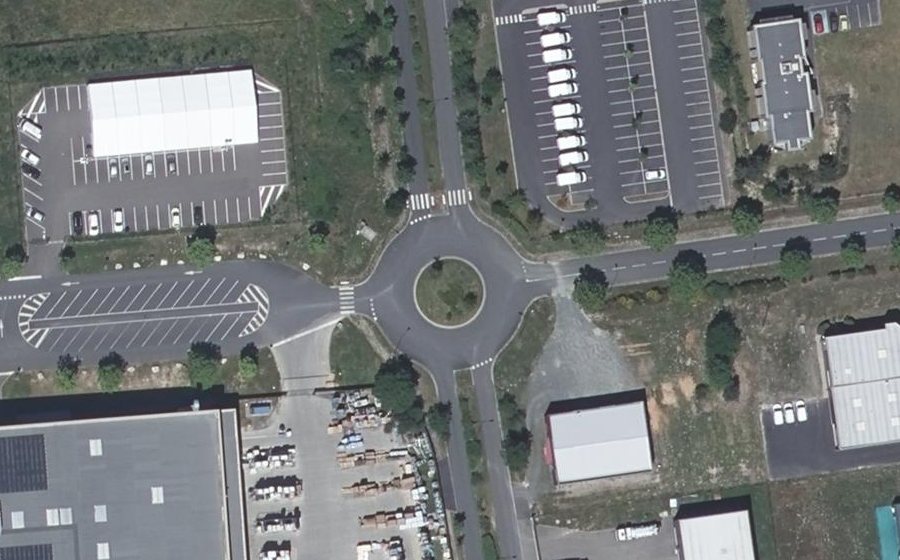 Vue aérienne du Rond-point anonyme n°319725447