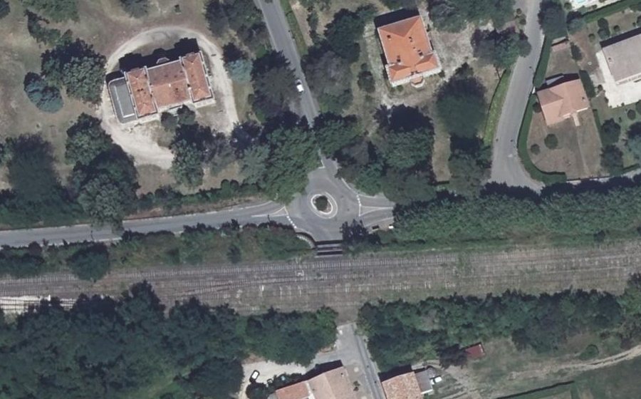 Vue aérienne du Rond-point anonyme n°319779406