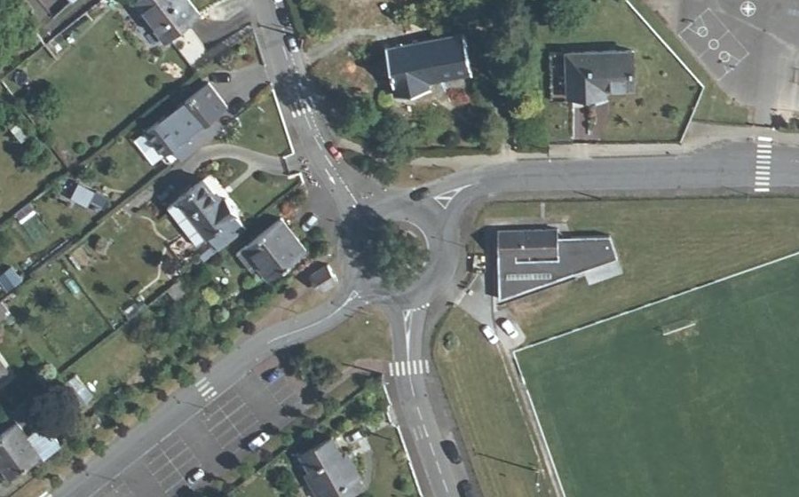 Vue aérienne du Rond-point anonyme n°31979526