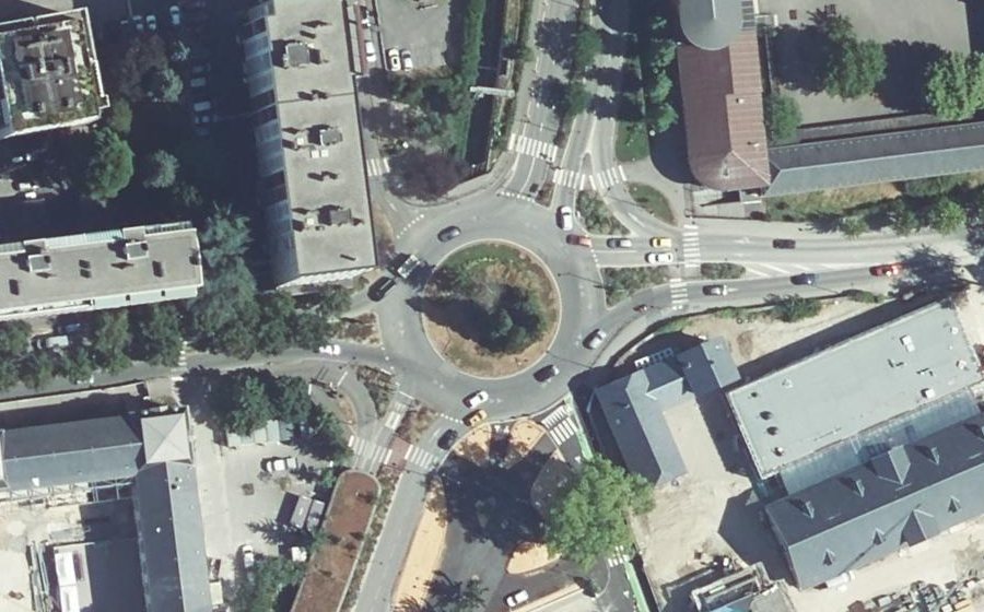 Vue aérienne du Rond-point anonyme n°319819438