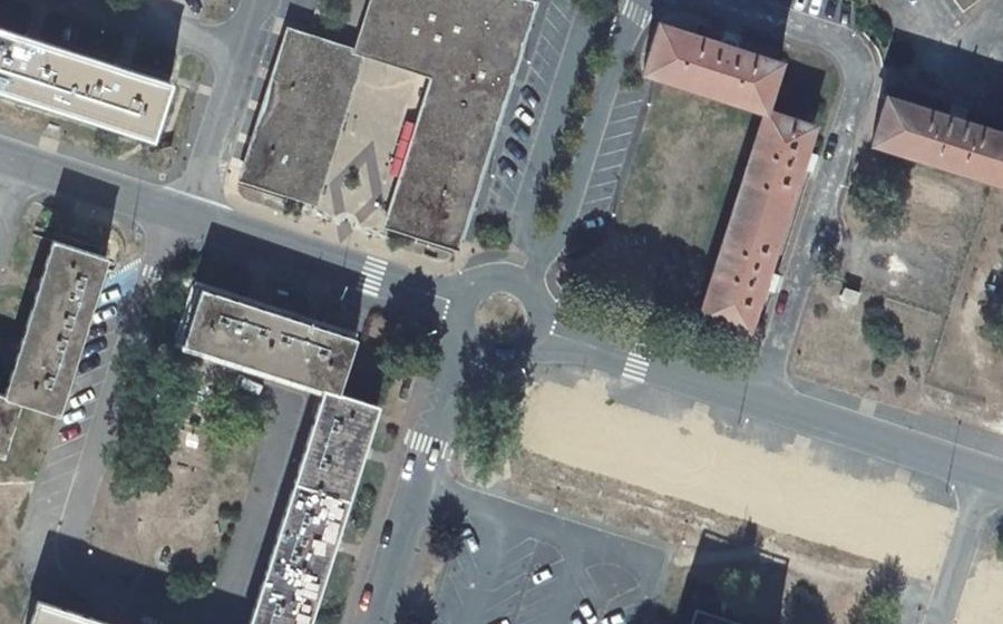 Vue aérienne du Rond-point anonyme n°319829423