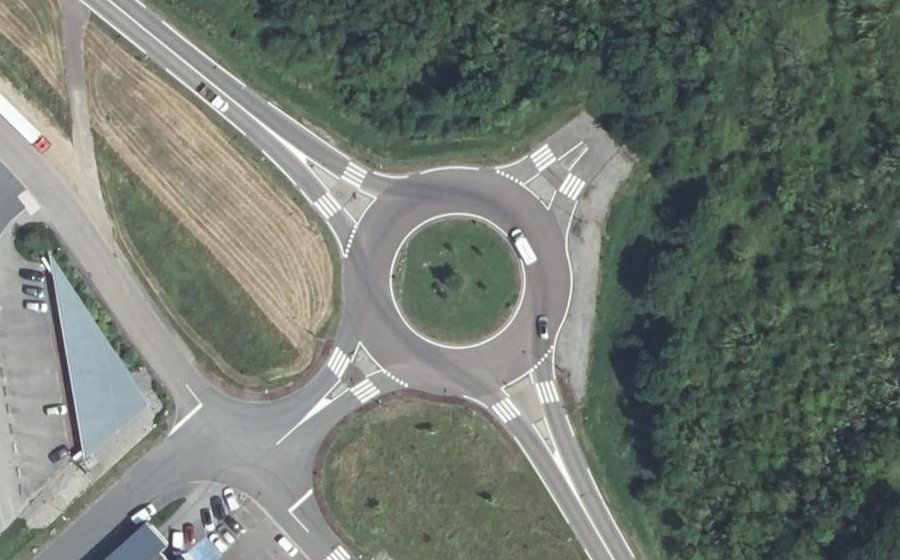 Vue aérienne du Rond-point anonyme n°31985153