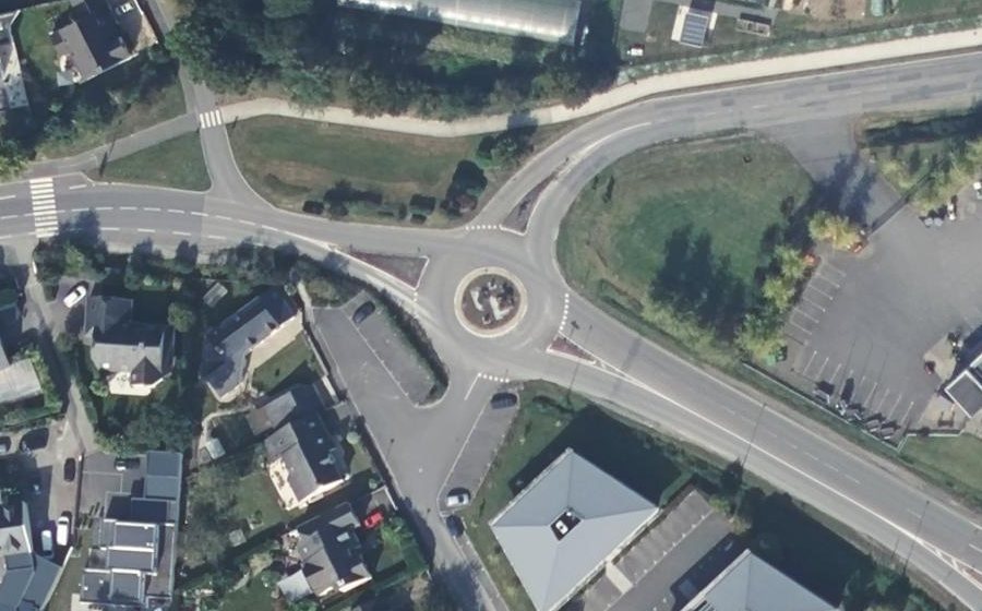 Vue aérienne du Rond-point anonyme n°31985154