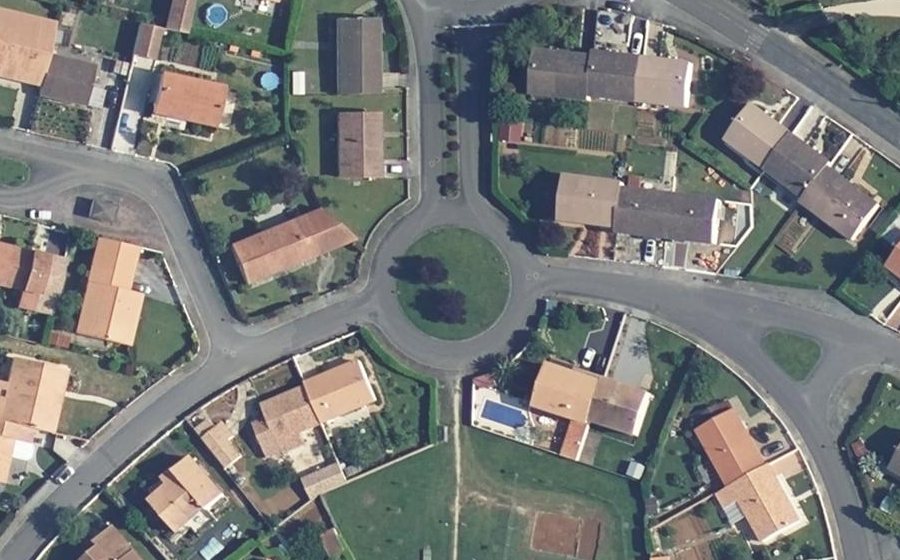Vue aérienne du Rond-point anonyme n°319853170