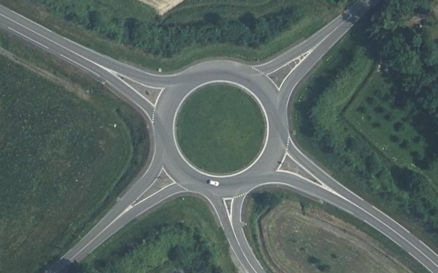 Vue aérienne du Rond-point anonyme n°319889261