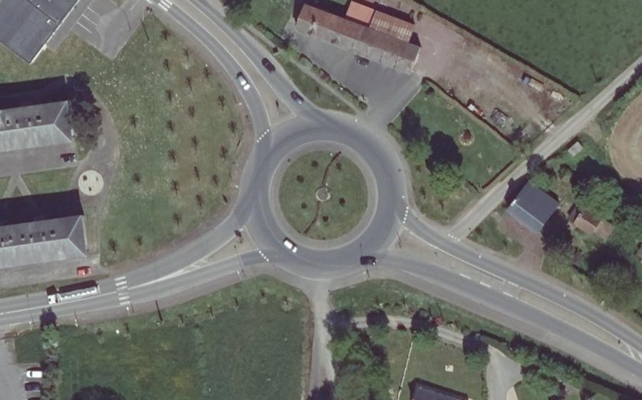 Vue aérienne du Rond-point anonyme n°31989011