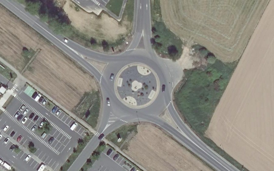 Vue aérienne du Rond-point anonyme n°31989014