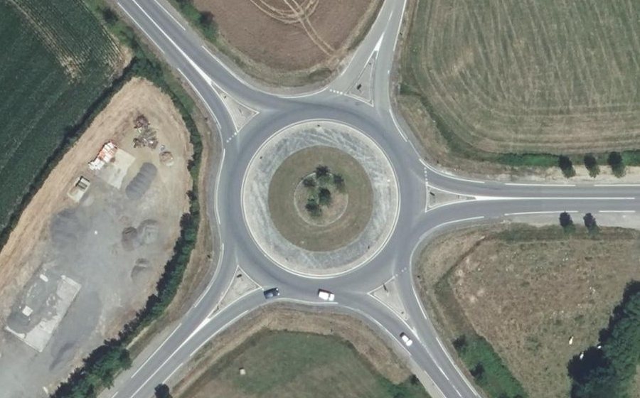 Vue aérienne du Rond-point anonyme n°31989023