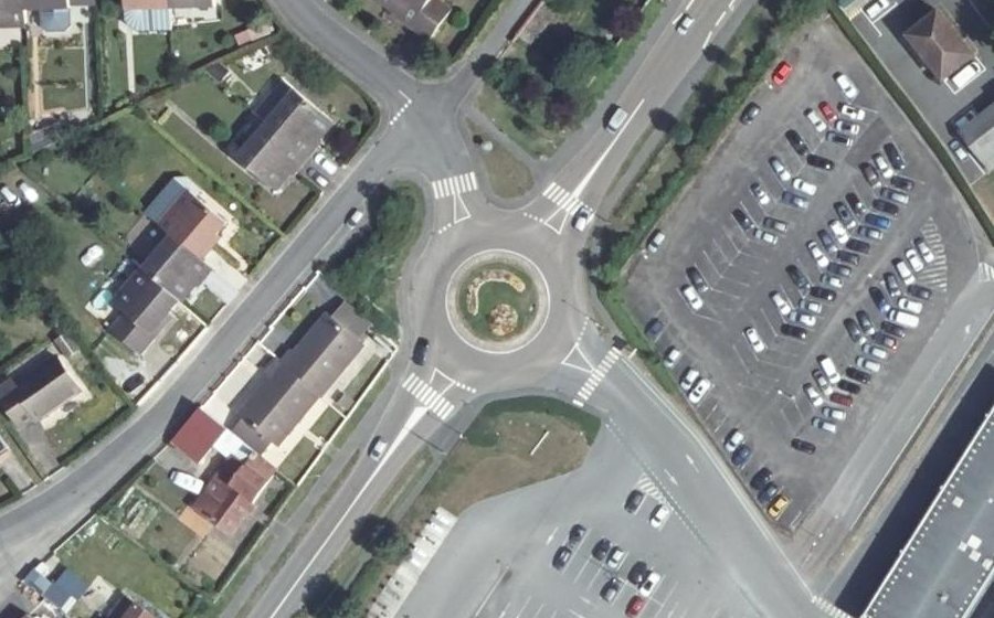 Vue aérienne du Rond-point anonyme n°31989030