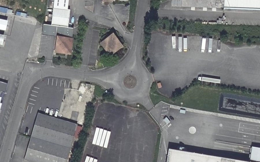 Vue aérienne du Rond-point anonyme n°319918637