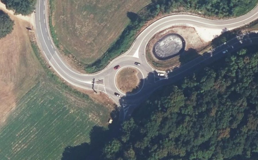 Vue aérienne du Rond-point anonyme n°319918685