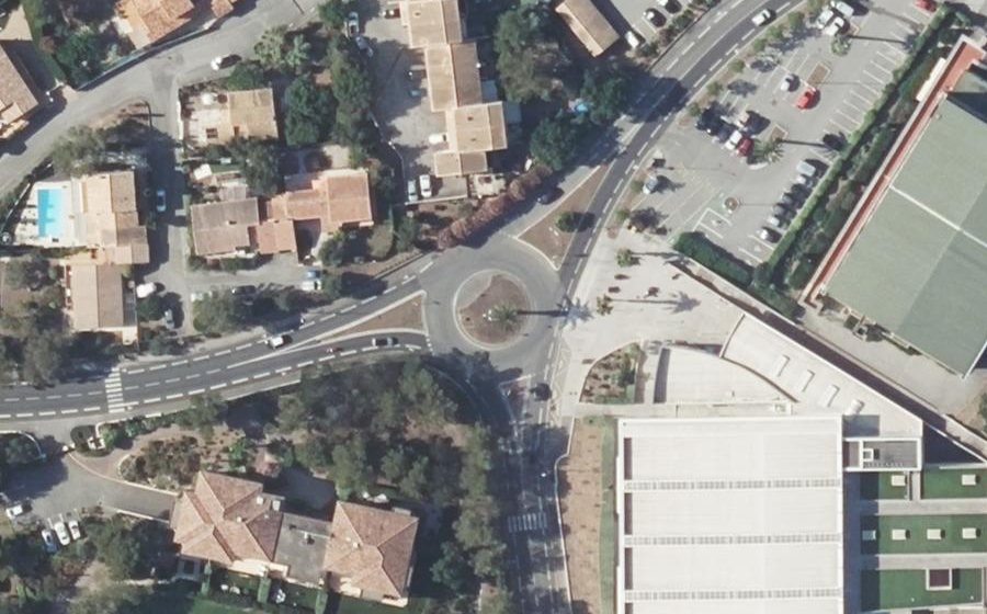 Vue aérienne du Rond-point anonyme n°31992142