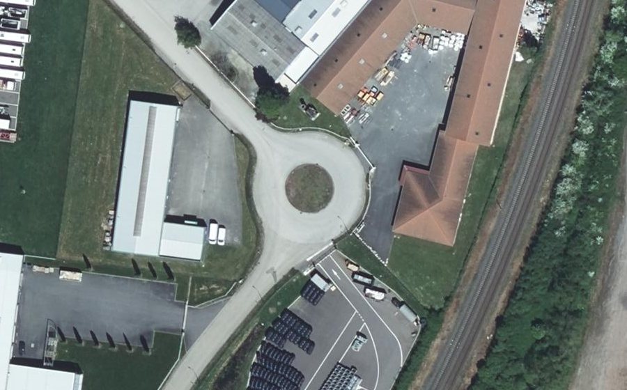 Vue aérienne du Rond-point anonyme n°319924716