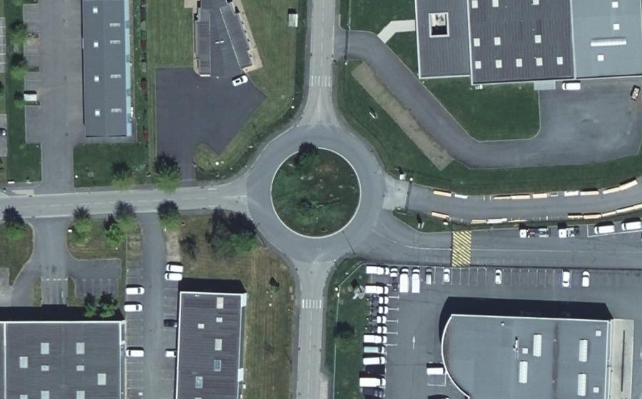 Vue aérienne du Rond-point anonyme n°319924733