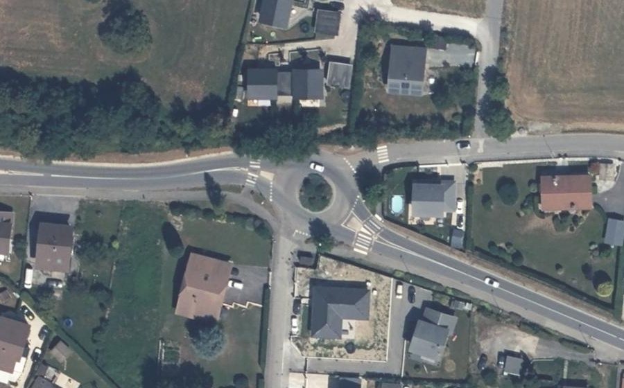 Vue aérienne du Rond-point anonyme n°319945548