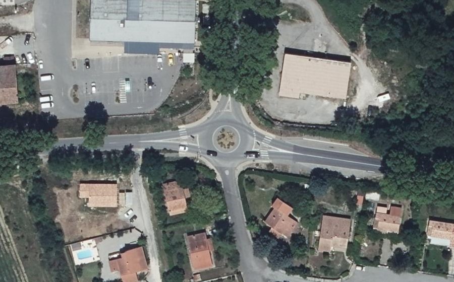 Vue aérienne du Rond-point anonyme n°319946063