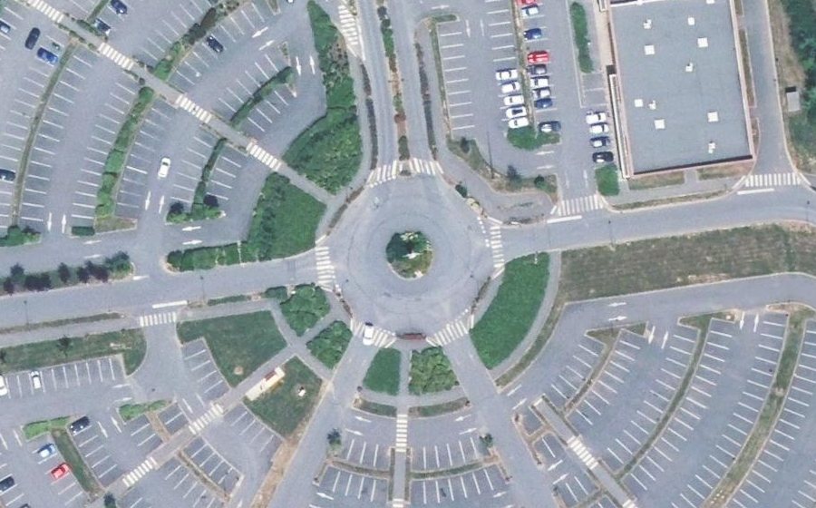 Vue aérienne du Rond-point anonyme n°320091144