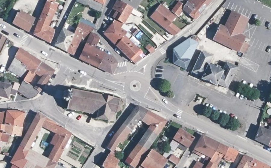 Vue aérienne du Rond-point anonyme n°320097849