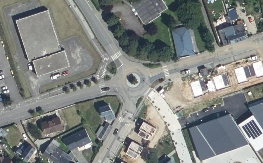 Vue aérienne du Rond-point anonyme n°320109422