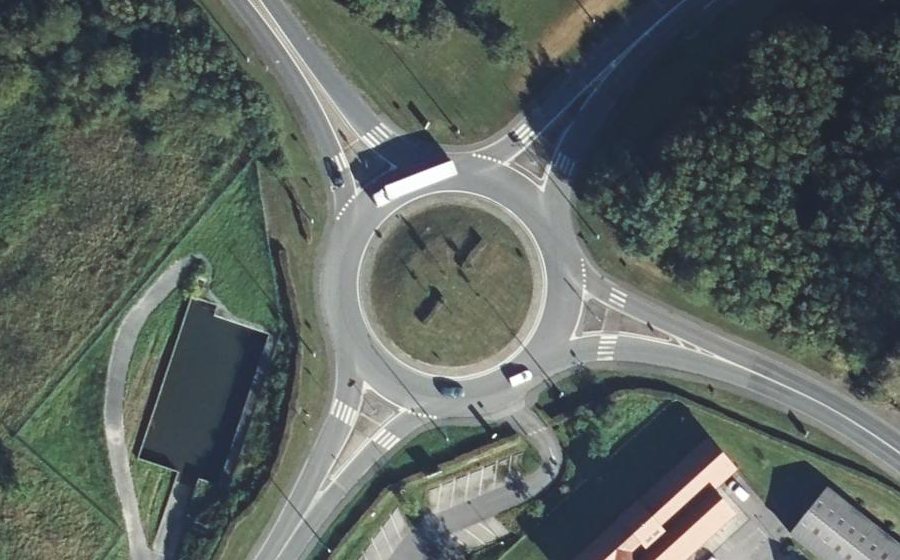 Vue aérienne du Rond-point anonyme n°32011011