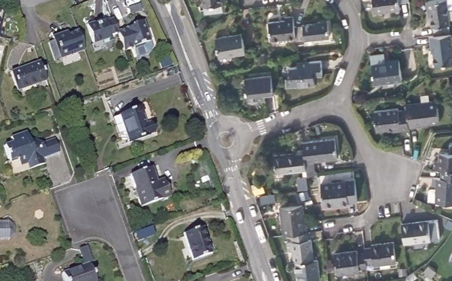 Vue aérienne du Rond-point anonyme n°320129055