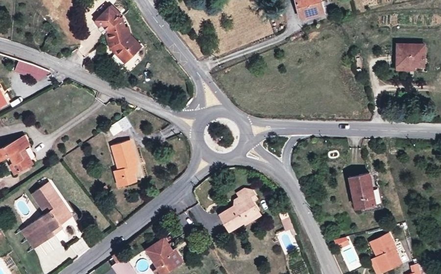 Vue aérienne du Rond-point anonyme n°320228321