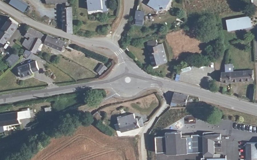 Vue aérienne du Rond-point anonyme n°320246692