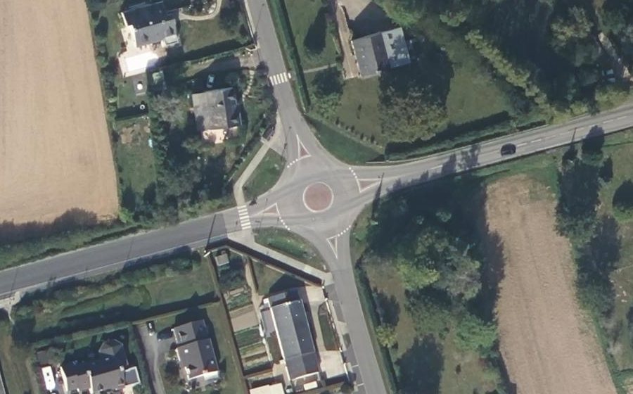 Vue aérienne du Rond-point anonyme n°320247543