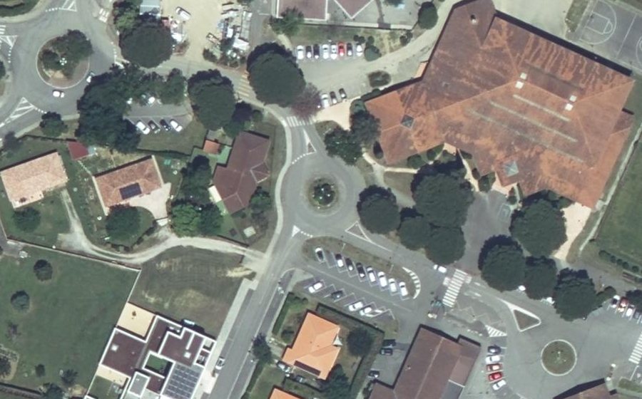 Vue aérienne du Rond-point anonyme n°320269416