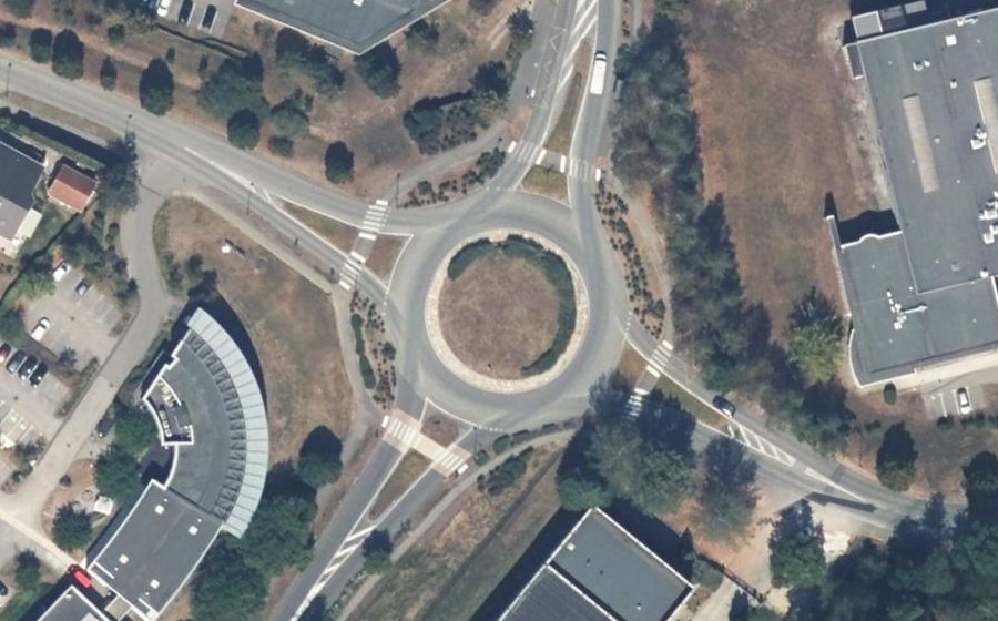 Vue aérienne du Rond-point anonyme n°320286234